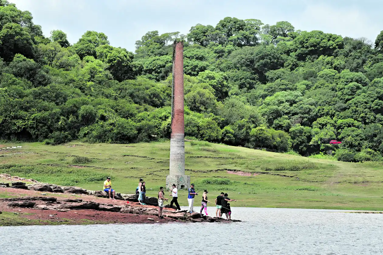 PESCA. En toda la costa del dique se ven grupos de amigos pescando o acampando. 