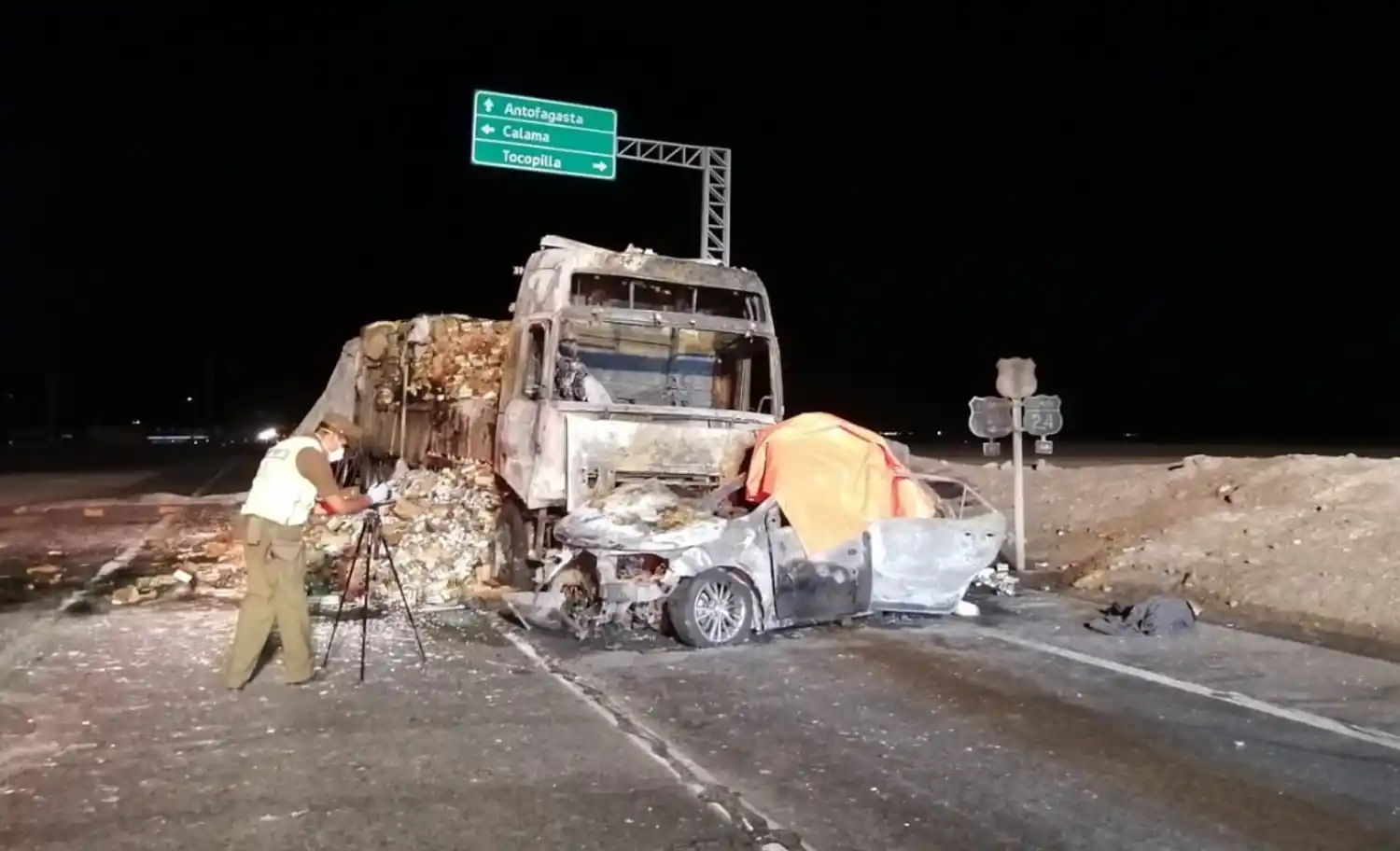PERITAJES. La Policía chilena trabajó hasta la noche en el lugar del choque. 