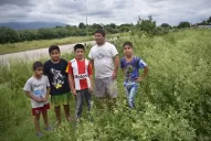 Que armen una cancha sin arcos; nosotros ponemos piedras y los imaginamos