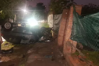 Villa 9 de Julio: partió una columna, volcó y rompió el frente de una casa
