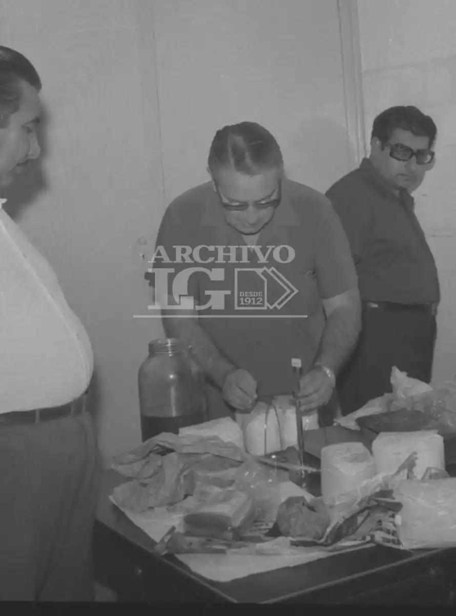 CONTROL. Efectivos policiales y funcionarios judiciales revisan el material secuestrado.