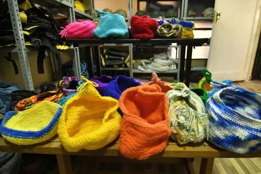 Bomberos de Bolivia tejen nidos para koalas y canguros de Australia 