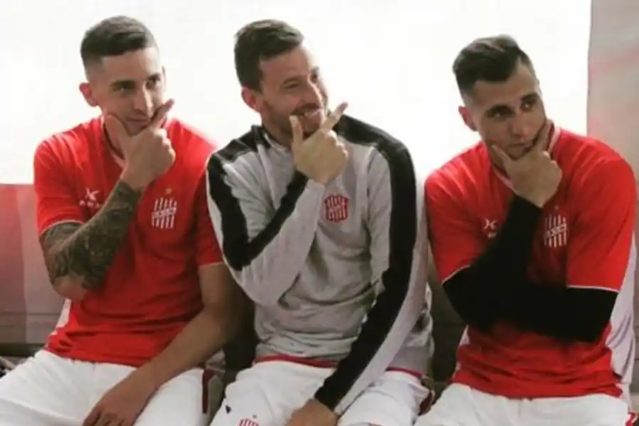 PELIGRO DE GOL. Lucas González, Luciano Pons y Gonzalo Rodríguez.