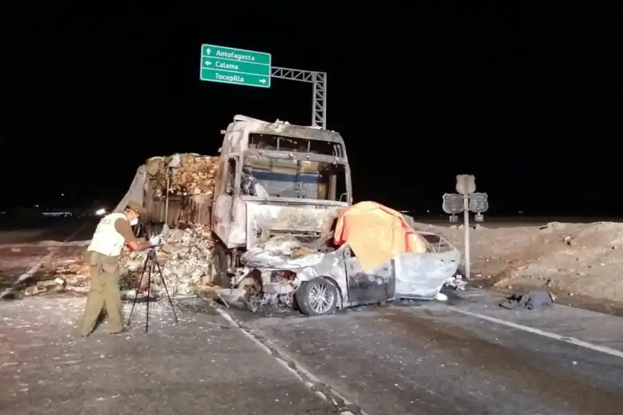 PERITAJES. La Policía chilena trabajó hasta la noche en el lugar del choque. 
