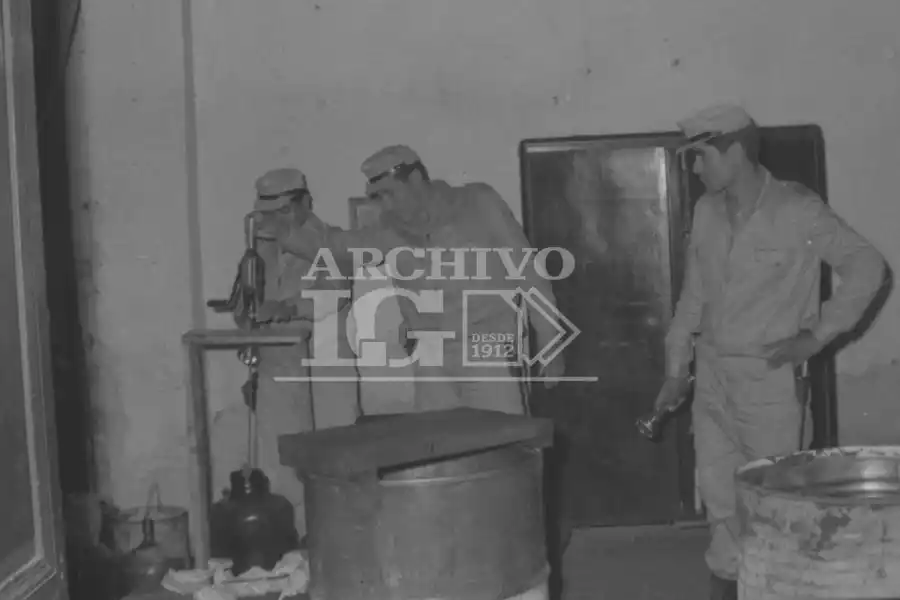 REVISANDO TODO. Los policías registran el interior de la vivienda donde funcionaba la cocina de droga.