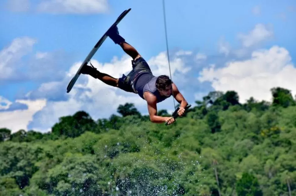 ACROBACIAS. Una gran oportunidad para los aficionados a los deportes extremos diario uno de entre rios 