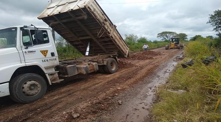 Acondicionan los caminos en las localidades afectadas por las lluvias