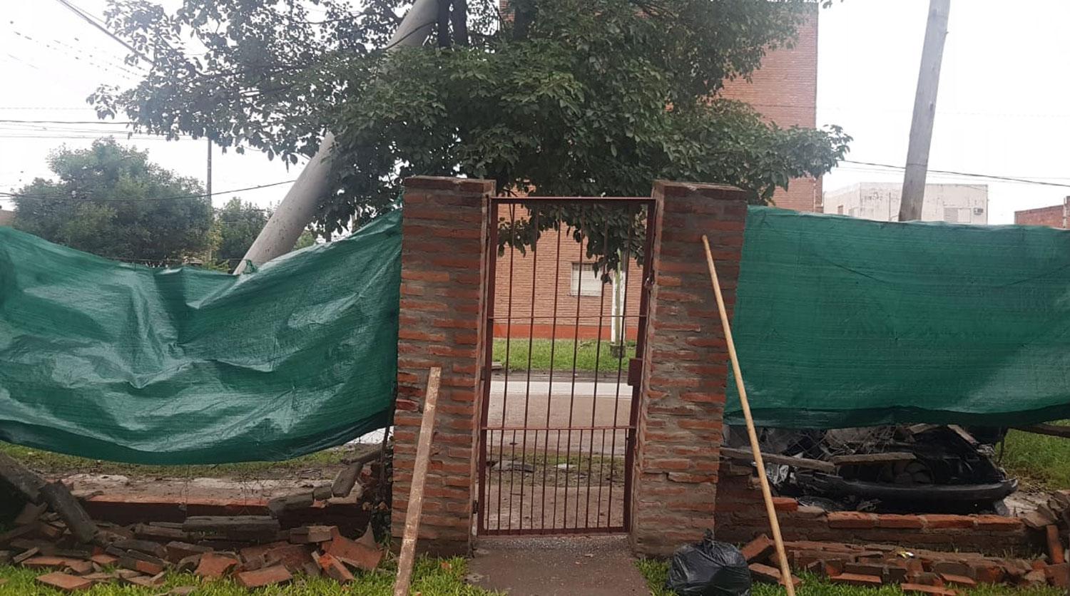 Villa 9 de Julio: partió una columna, volcó y rompió el frente de una casa