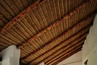 Una tarea artesanal renovó la vida del emblemático techo de paja