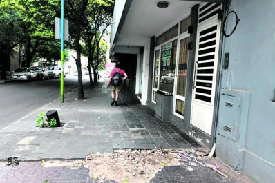 Una vereda céntrica está destrozada