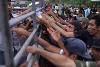 Una caravana de migrantes aguarda en la frontera