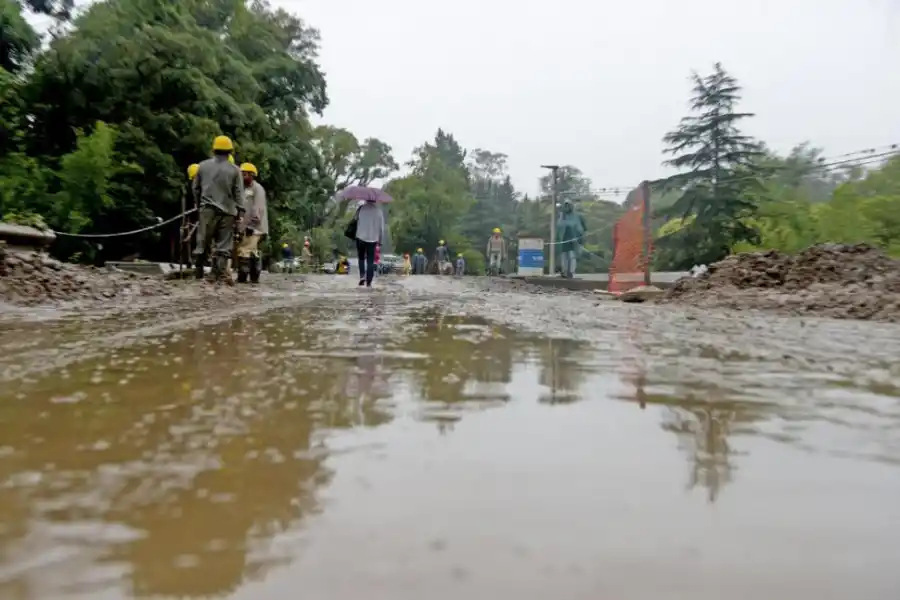 CAPITAL. Una de tantas calles anegadas tras el diluvio de hace tres días. la gaceta  / foto de franco vera 