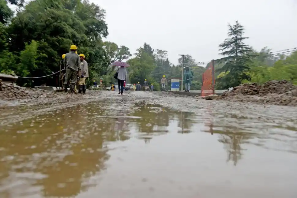 CAPITAL. Una de tantas calles anegadas tras el diluvio de hace tres días. la gaceta  / foto de franco vera 