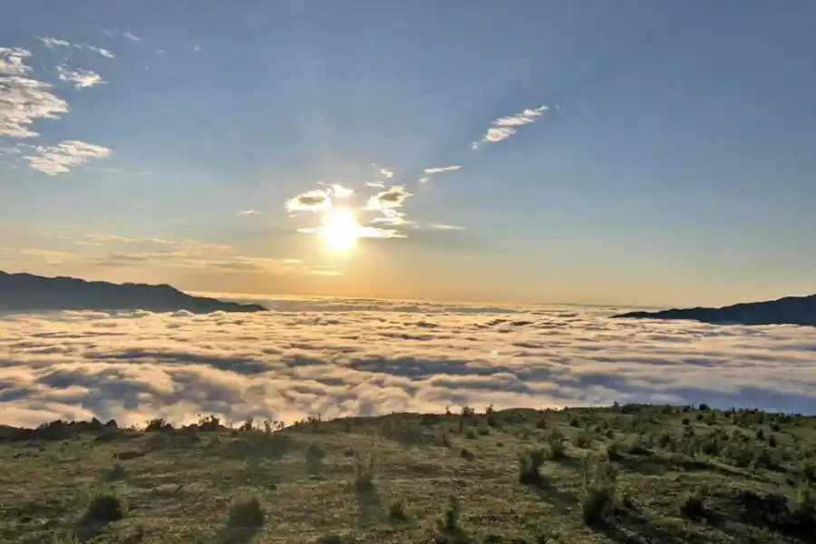 DESDE ARRIBA Y DESDE ABAJO. En la foto superior se ve el alpapuyo como si fuera un enorme colchón de nubes, que está posado sobre el valle. En la imagen inferior, el mismo fenómeno visto desde el suelo. FOTOS DE Félix Alberto Montilla Zavalía e irene benito
