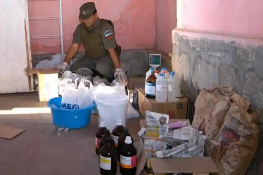 AVANCE. Los elementos que fueron secuestrados en la cocina que se encontró en Tafí del Valle.