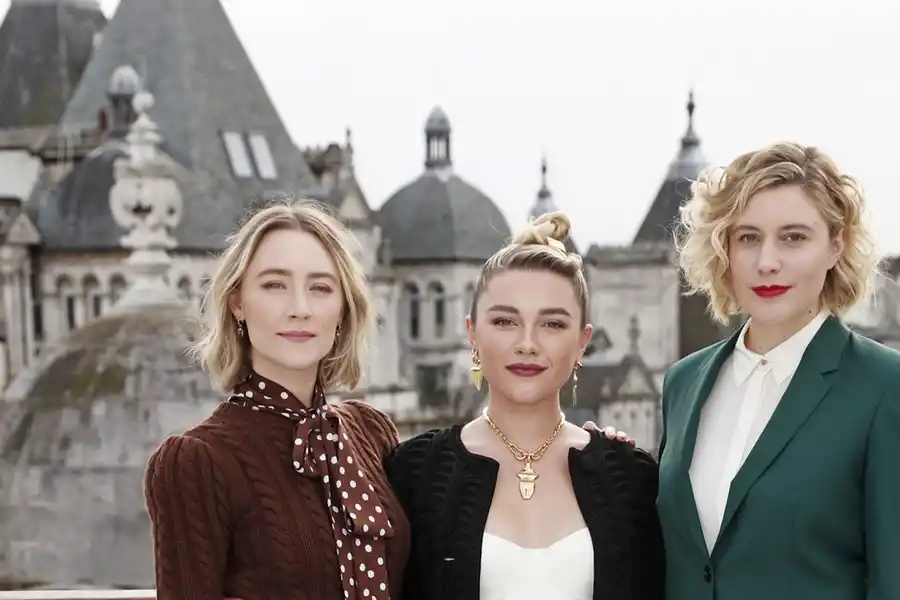 Greta Gerwig (derecha) nominada en 2017 a mejor directora, Saorise Ronan (izquierda) nominada este año a mejor actriz protagónica