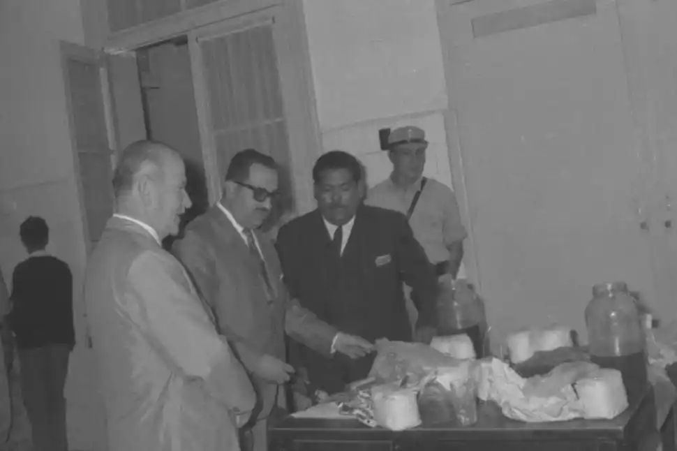 TODO UN ÉXiTO. Funcionarios revisan las sustancias que fueron encontradas en Taruca Pampa, en 2006. 