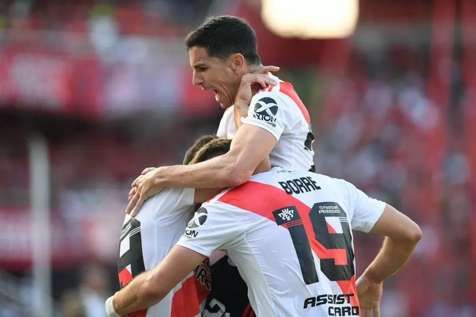 LÍDER. Ignacio Fernández y Rafael Borré festejan con sus compañeros marcaron el primer gol ante Independiente. telam