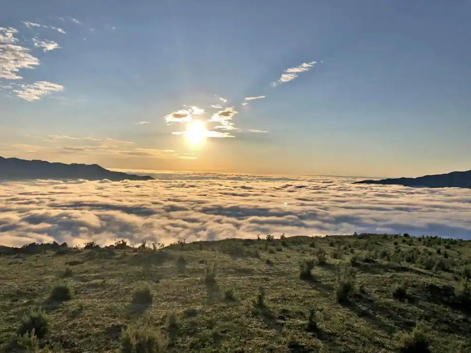 DESDE ARRIBA Y DESDE ABAJO. En la foto superior se ve el alpapuyo como si fuera un enorme colchón de nubes, que está posado sobre el valle. En la imagen inferior, el mismo fenómeno visto desde el suelo. FOTOS DE Félix Alberto Montilla Zavalía e irene benito