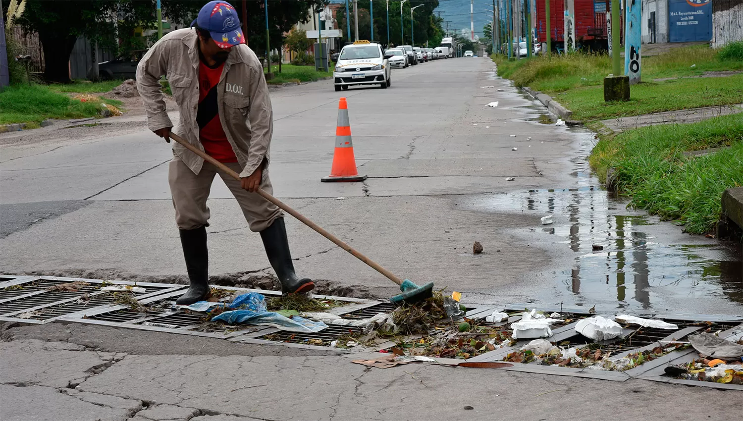 Después de la tormenta, limpian los imbornales de las calles en la capital