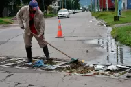 Después de la tormenta, limpian los imbornales de las calles en la capital