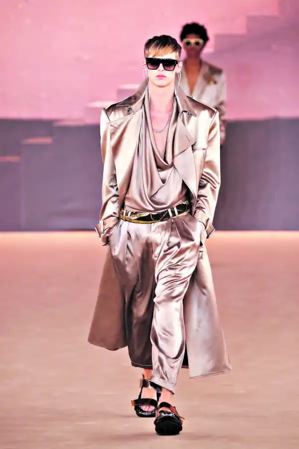 ENTRE DUNAS. Otro Balmain, de seda, a tono con la escenografía.