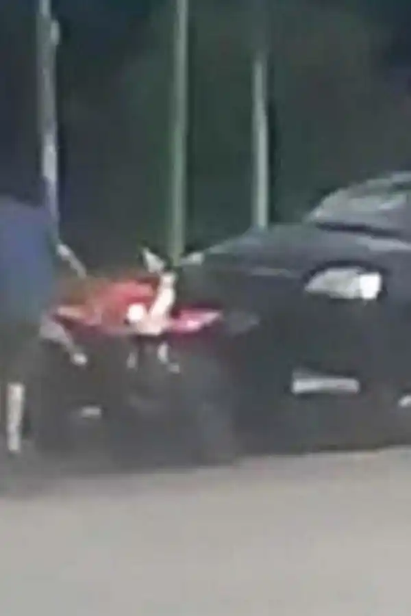 ESQUINA. Los agresores se encontraron en una estación de servicio.