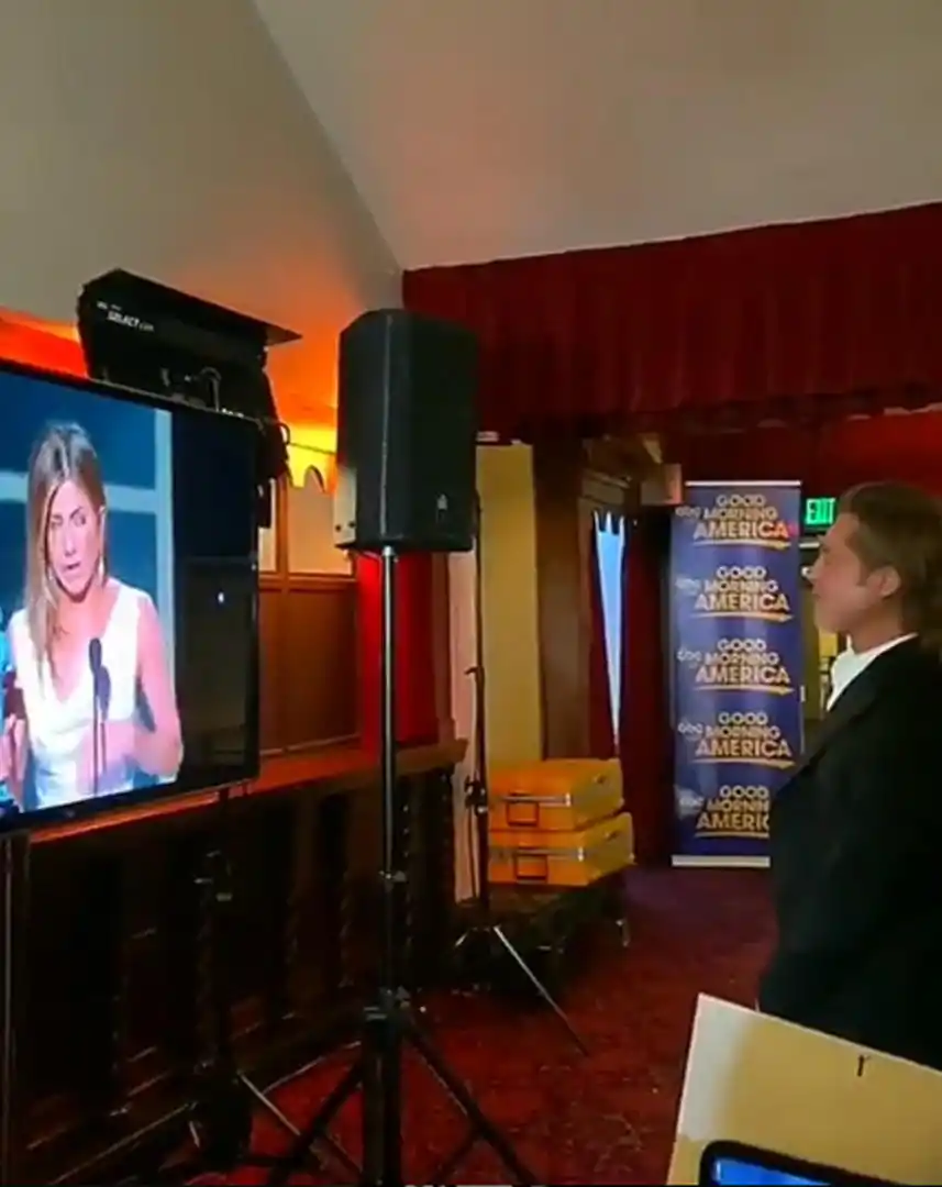 EMBELESADO. Pitt mira a Aniston ganar su estatuilla.