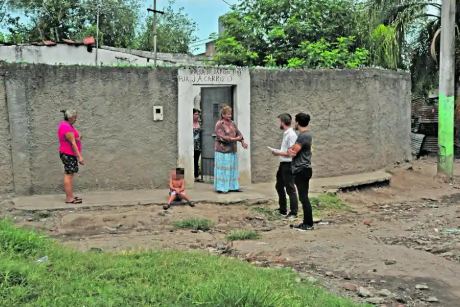 PASAJE. Los vecinos hablaron sobre lo que había sucedido horas atrás  
