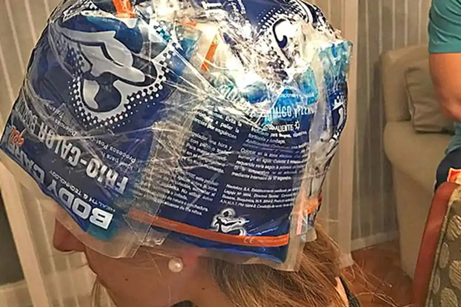 PRECESO. Para armar un casco se necesitan cinco bolsas de gel, se las une con cinta adhesiva y se congela por dos días para usarlo.