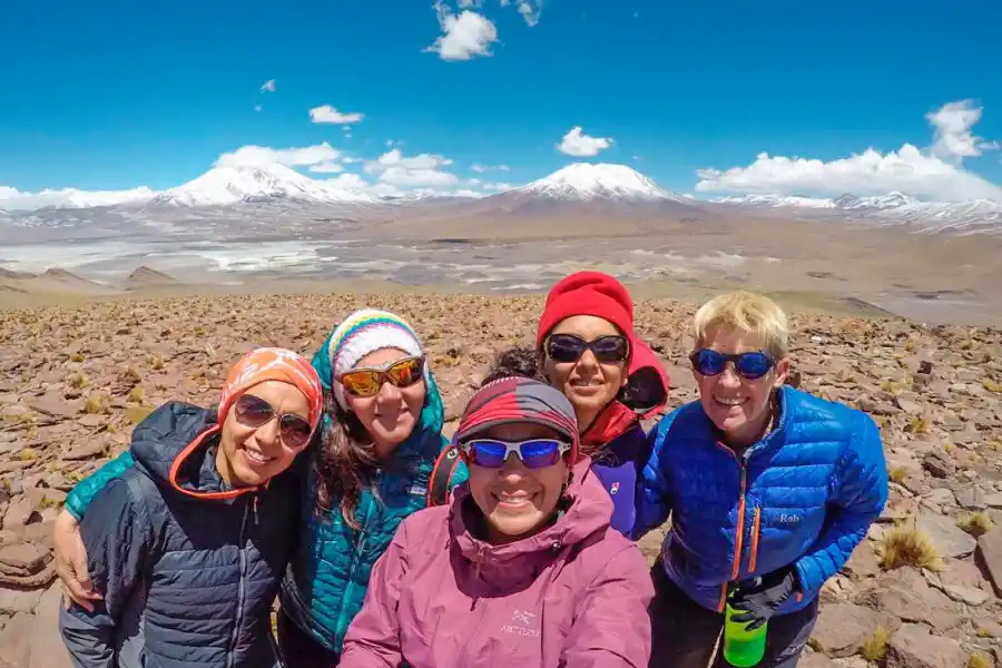 Mujeres andinistas, entre ellas una tucumana, hicieron cumbre en el volcán más alto del mundo