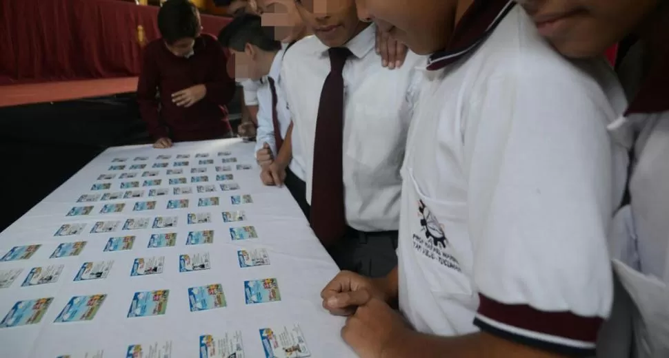 PARA ABONAR EL PASAJE. Los alumnos que acceden al boleto de la Legislatura reciben la tarjeta “La Tucumana”. tafiviejo.gob.ar