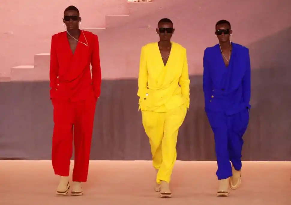 COLOR A FULL. Olivier Rousteing, diseñador de Balmain, dividió su colección en dos: por un lado prendas inspiradas en el desierto, con sedas y tonos claros, y otra con looks en colores estridentes y piezas sastreras.