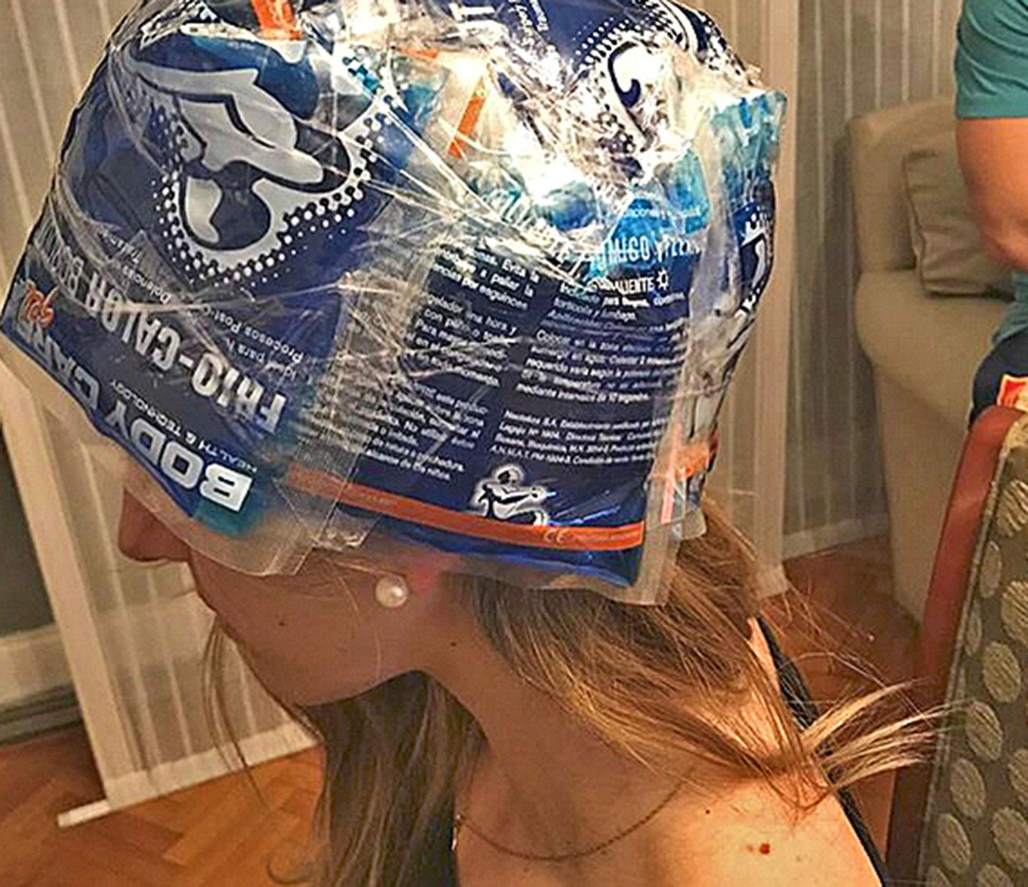 PRECESO. Para armar un casco se necesitan cinco bolsas de gel, se las une con cinta adhesiva y se congela por dos días para usarlo.