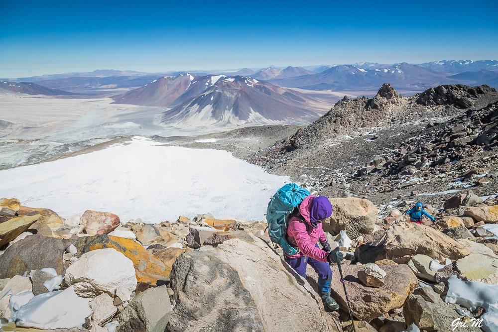 Mujeres andinistas, entre ellas una tucumana, hicieron cumbre en el volcán más alto del mundo