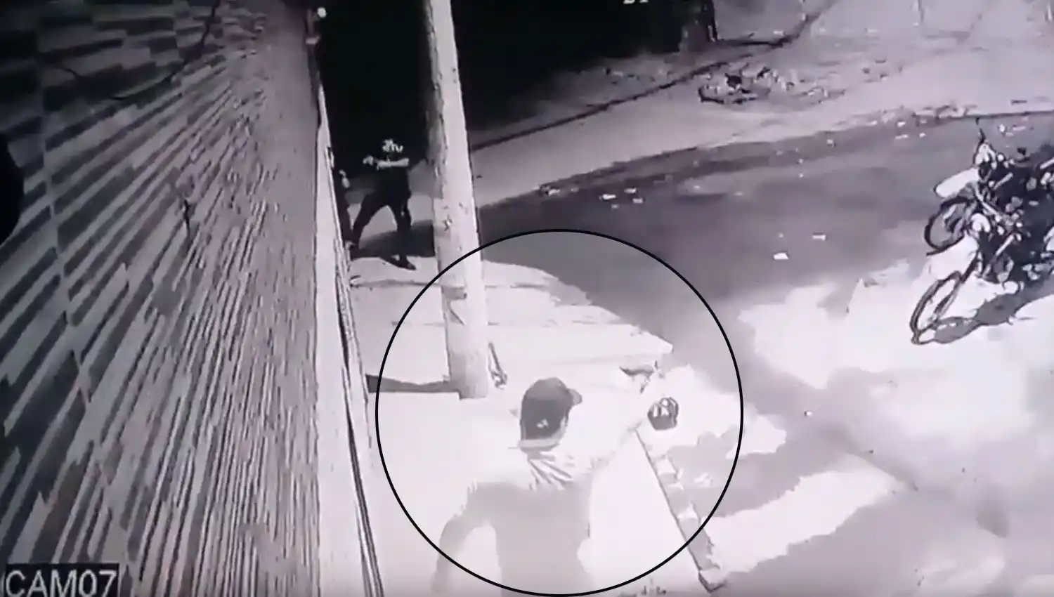 DISPAROS. La víctima y los efectivos intercambiaron disparos en la calle.