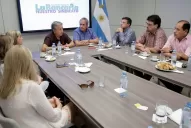 Duhalde, cerca del Gobierno, analizó la situación del país con la Bancaria