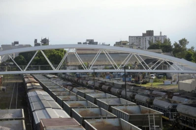 Obstáculos, asentamientos y un mar de vagones: los paisajes del tren en la ciudad