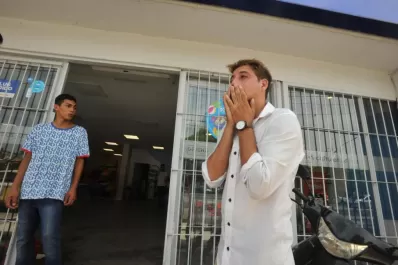 Llegó en medio del asalto y también le quitaron sus cosas