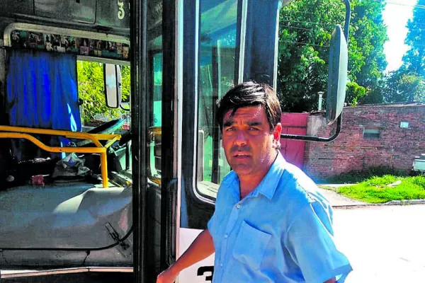 De la cancha al bondi: ex futbolistas tucumanos que cambiaron la pelota por el volante