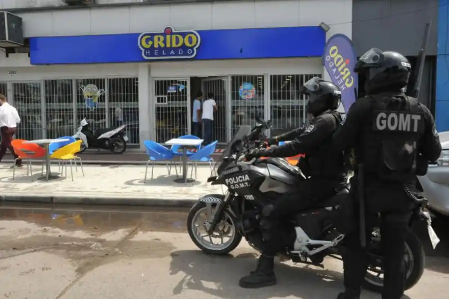 ZONA COMPLICADA. Los motoristas policiales realizan las pericias. 