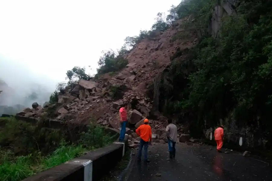 NO PASARÁS. El derrumbe en un tramo de la ruta 307 anegó el paso hacia y desde los Valles. 