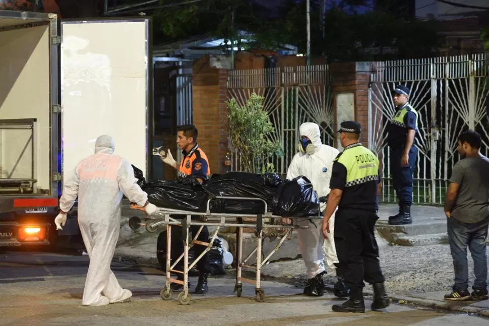 PRIMERAS PERICIAS. Miembros del ECIF llevan el cuerpo del joven de 26 años a la morgue para que se analicen las causas de su muerte. la gaceta / foto de diego aráoz