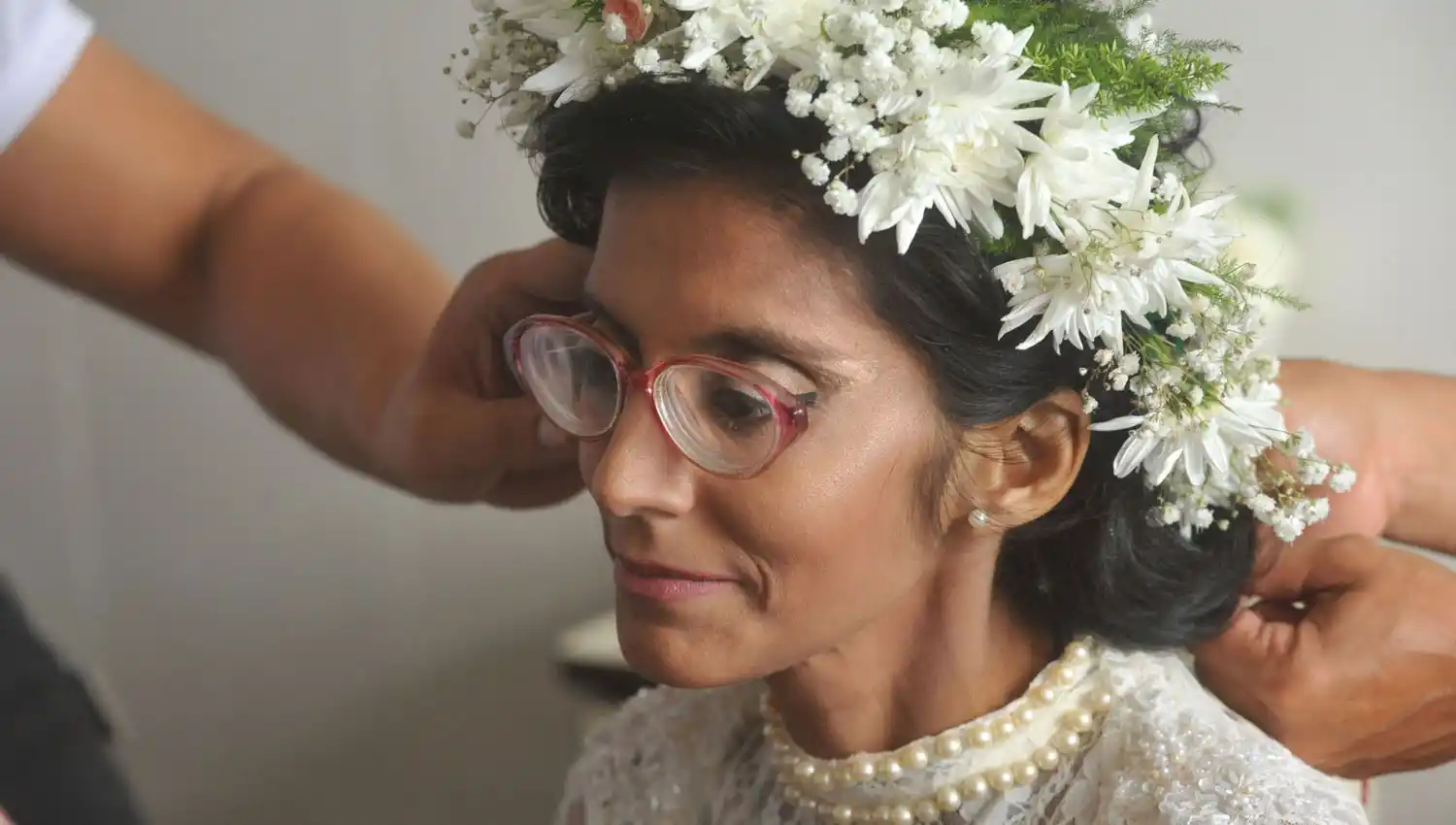 MAQUILLADA. Lidia se dejó peinar y pintar las uñas antes de la ceremonia. 