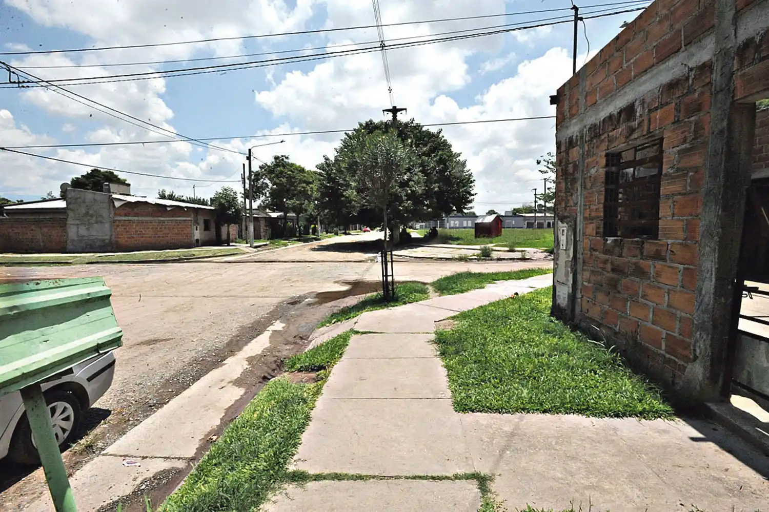 LA PLAZA. Bajo el árbol se juntan grupos de jóvenes. Allí no van niños. LA GACETA/FOTO DE ANTONIO FERRONI