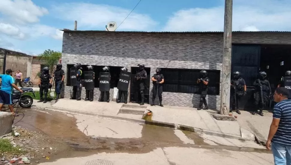 TENSIÓN. Los efectivos custodian la vivienda de Guatemala y Costanera durante el allanamiento. 