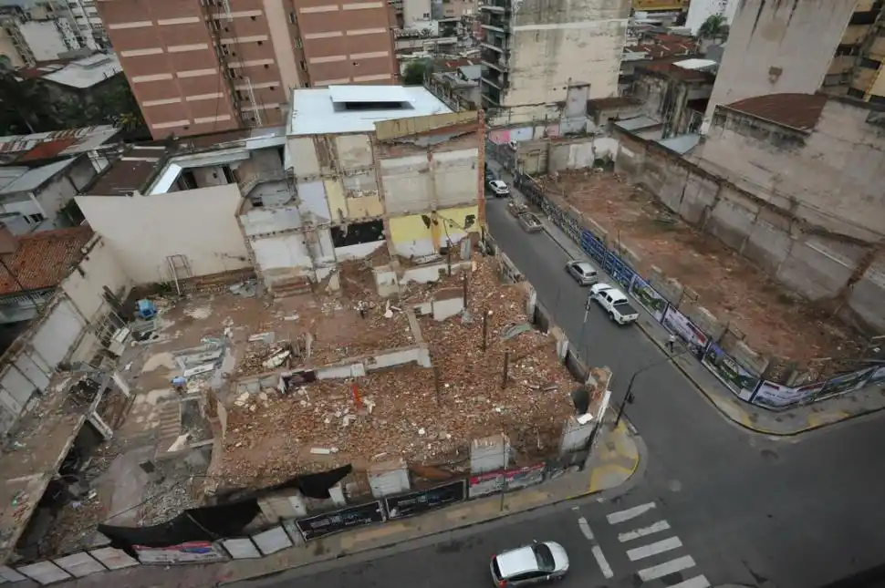 DESDE ARRIBA. Así lucen los dos terrenos; lo único que queda son los restos de las demoliciones. la gaceta / fotos de jorge olmos sgrosso
