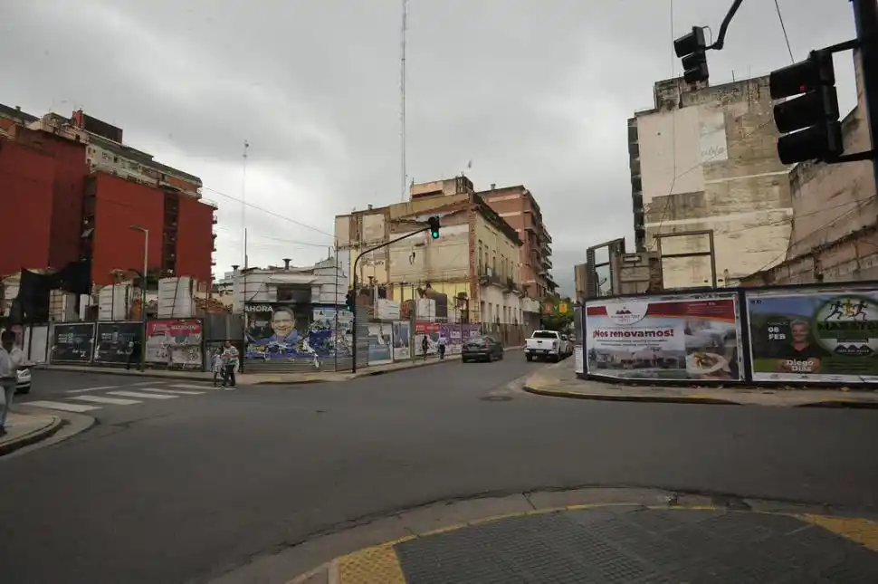 VACÍOS INMENSOS. Así luce hoy la esquina céntrica; la ausencia de los dos edificios es notoria.