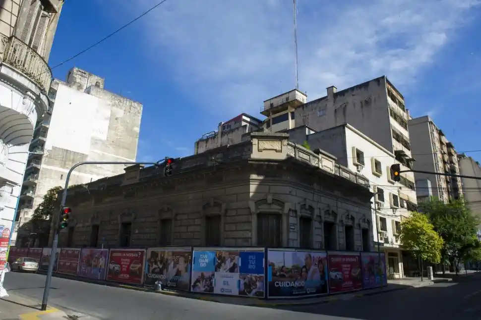 OCHAVA SURESTE. La casona que perteneció a la familia Paz Posse había sido rodeada por una cerca de obra 