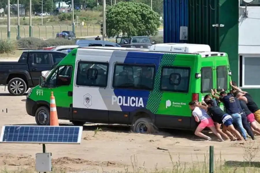 PERCANCE. Algunos de los reunidos para el reconocimiento debieron empujar el móvil policial, que no arrancaba. INFOBAE.COM